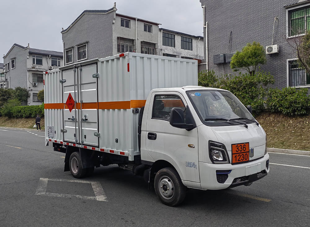 XDY5030XRYZ6型甲醇易燃液体厢式运输车图片