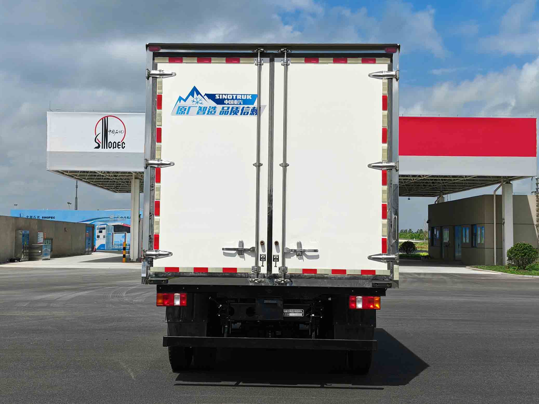豪沃牌ZZ5117XLCK3615Z1BEVF1纯电动冷藏车公告图片