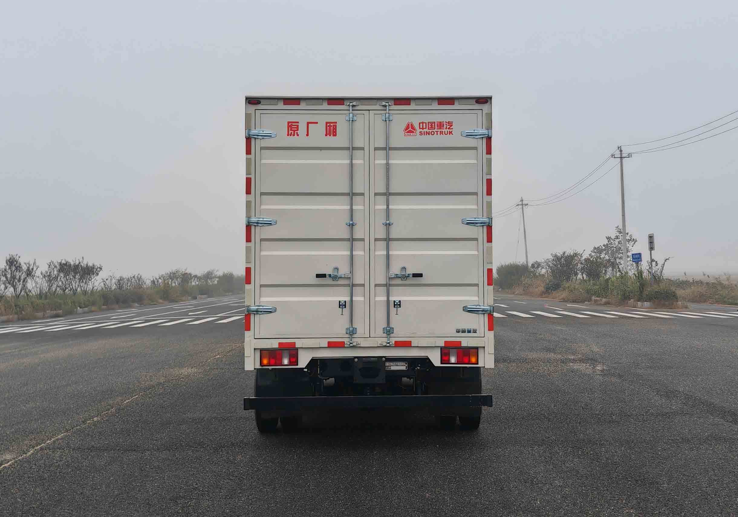 豪沃牌ZZ5047XXYK3615Z144BSEV2A換電式純電動(dòng)廂式貨車公告圖片
