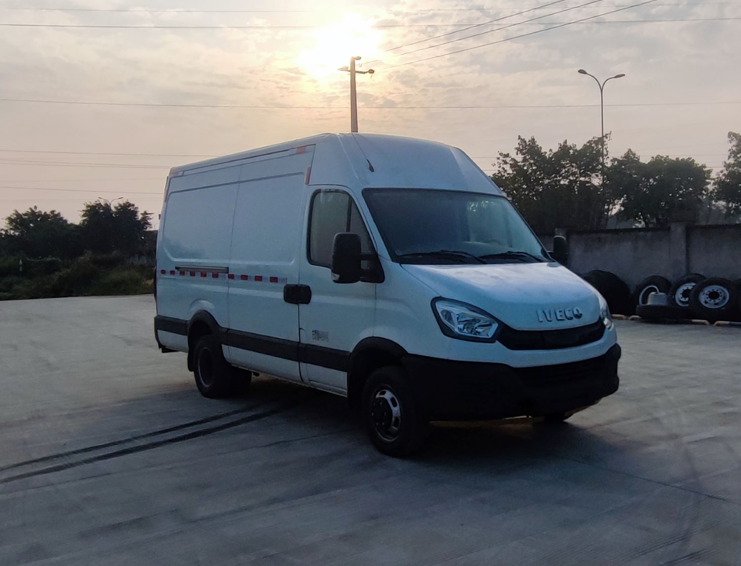 NJ5040XXYEFBEV71型纯电动厢式货车图片