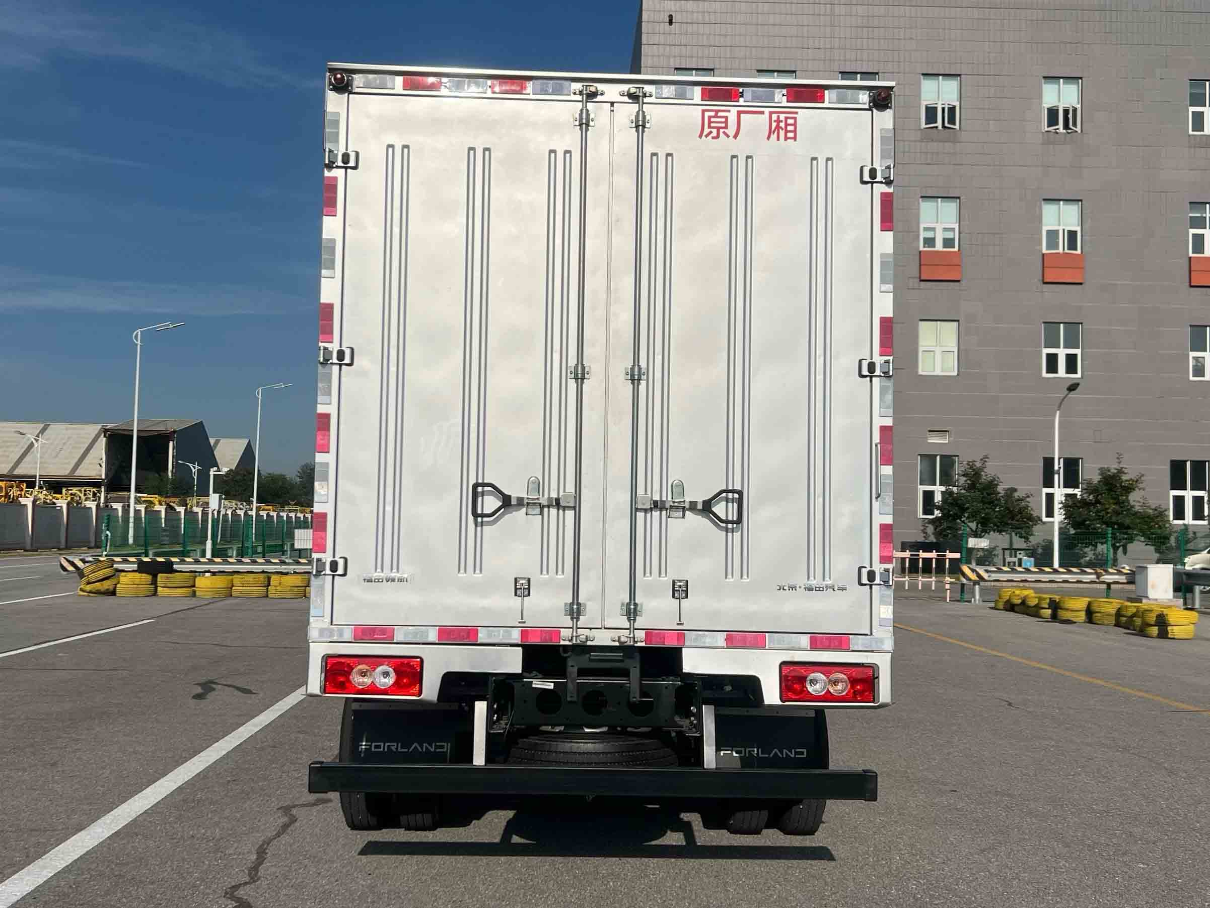福田牌BJ5044XXYPHEV50插电式混合动力厢式货车公告图片