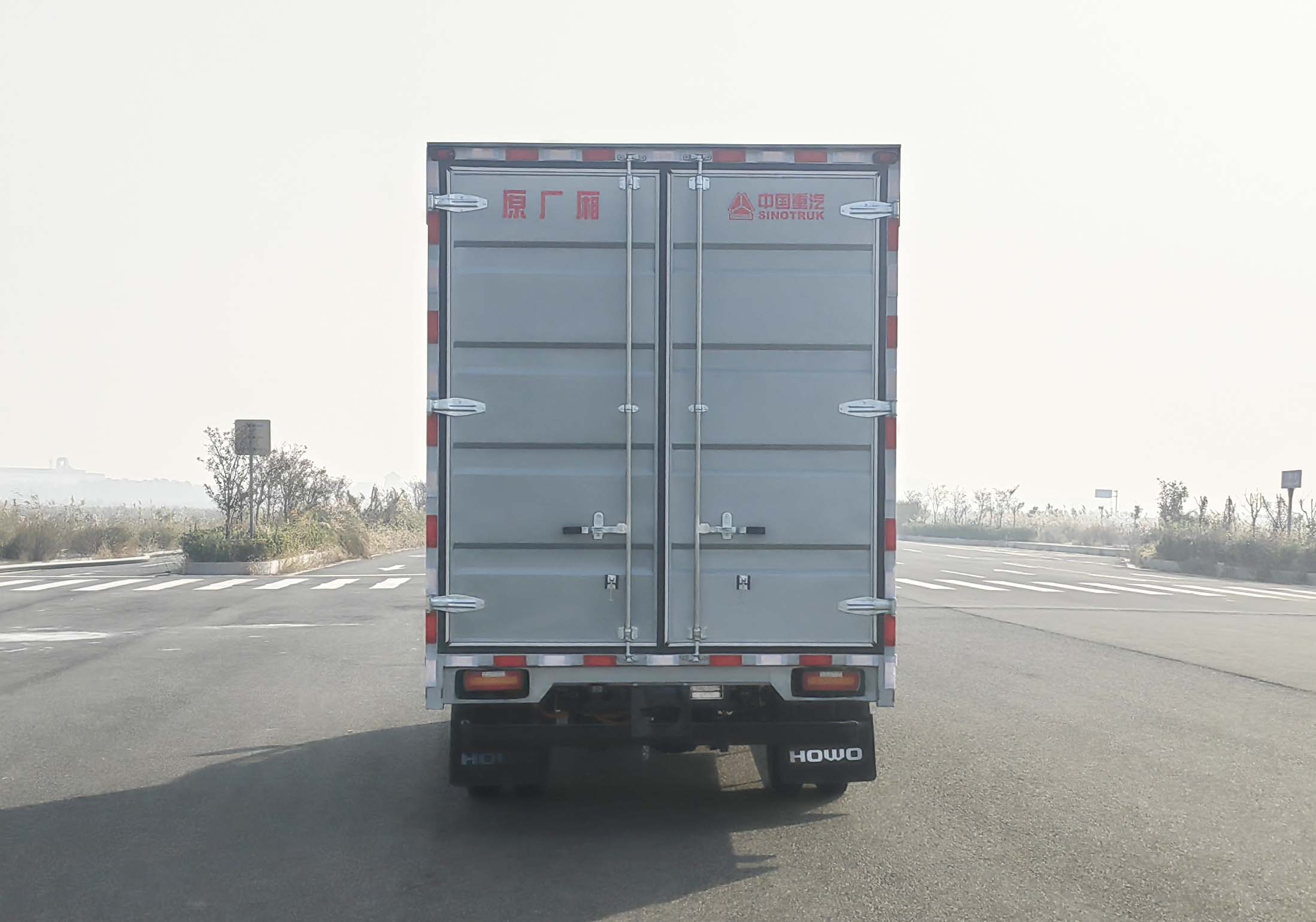 豪沃牌ZZ5047XXYF3312Z145BEV1A純電動(dòng)廂式貨車公告圖片