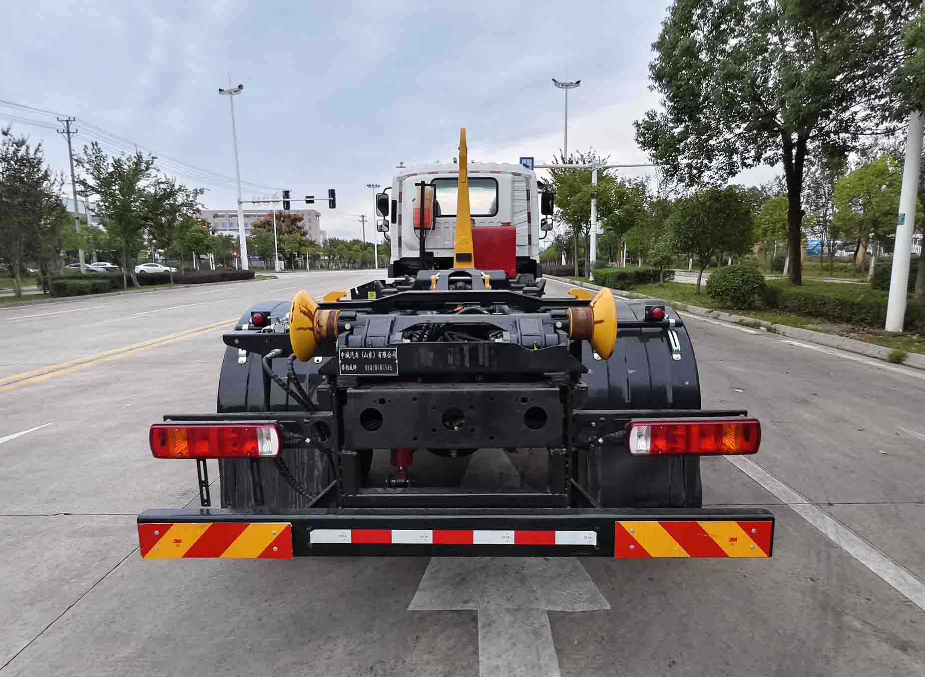 赛伯威牌ZCA5180ZXXBEVB6纯电动车厢可卸式垃圾车公告图片