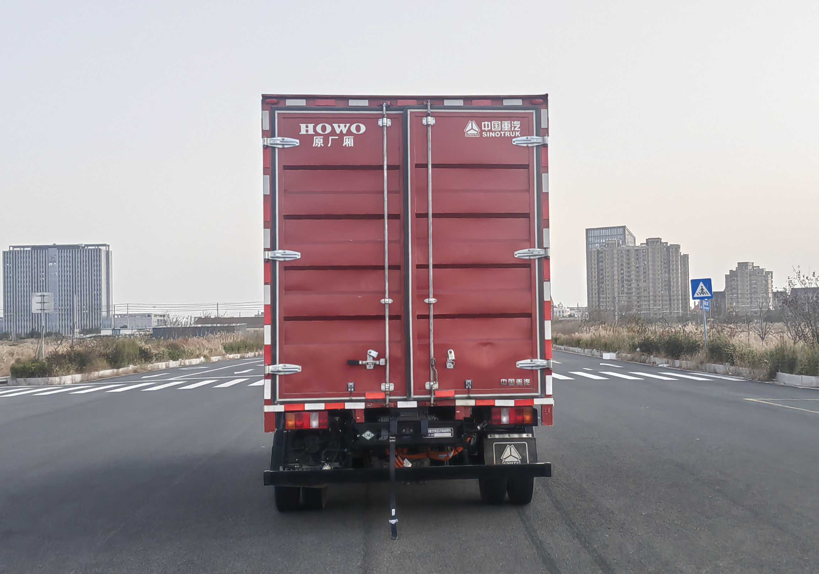 豪沃牌ZZ5047XXYK3615F145LREEV1E插電式增程混合動(dòng)力廂式貨車公告圖片