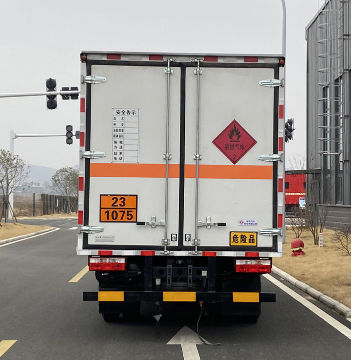 东风牌EQ5045XRQ3CDFACWXP易燃气体厢式运输车公告图片