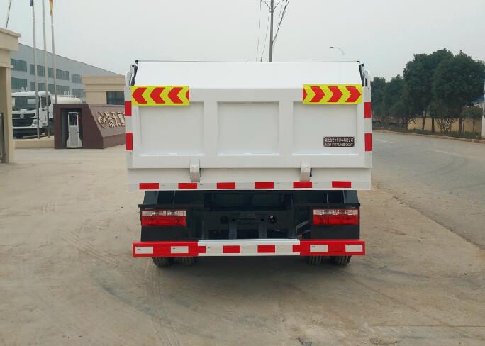 东风股份多利卡D6 HTX5070ZLJL6自卸式垃圾车公告图片