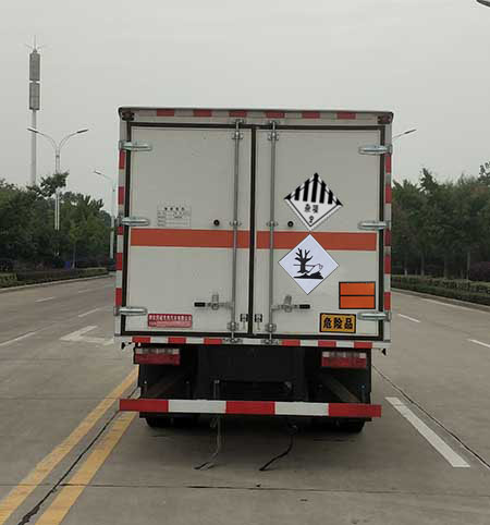 专威牌HTW5123XZWCA6杂项危险物品厢式运输车公告图片