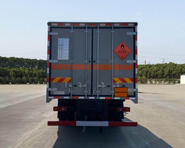 楚勝牌CSC5181XRYD6易燃液體廂式運(yùn)輸車公告圖片