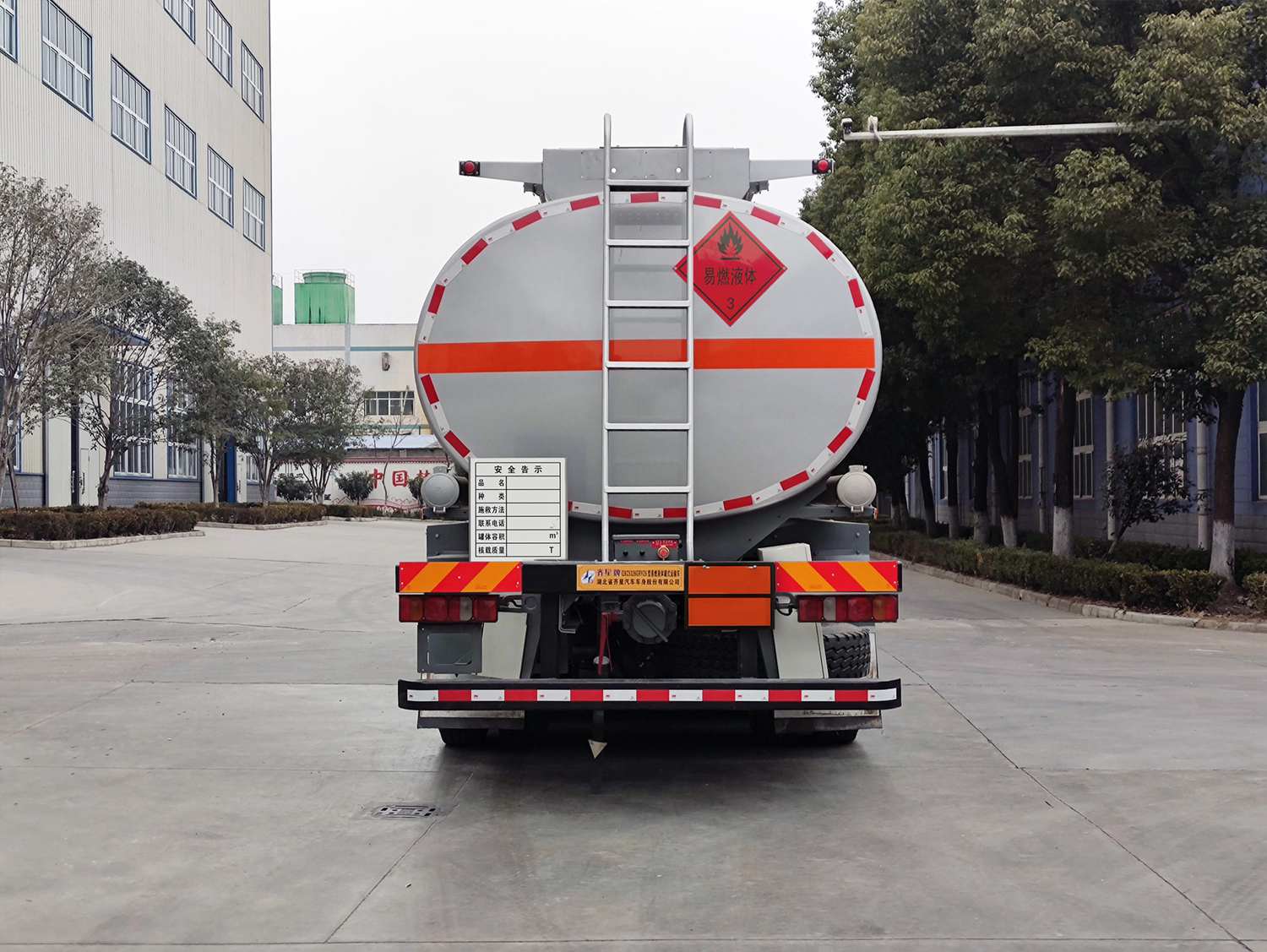 易燃液体罐式运输车图片