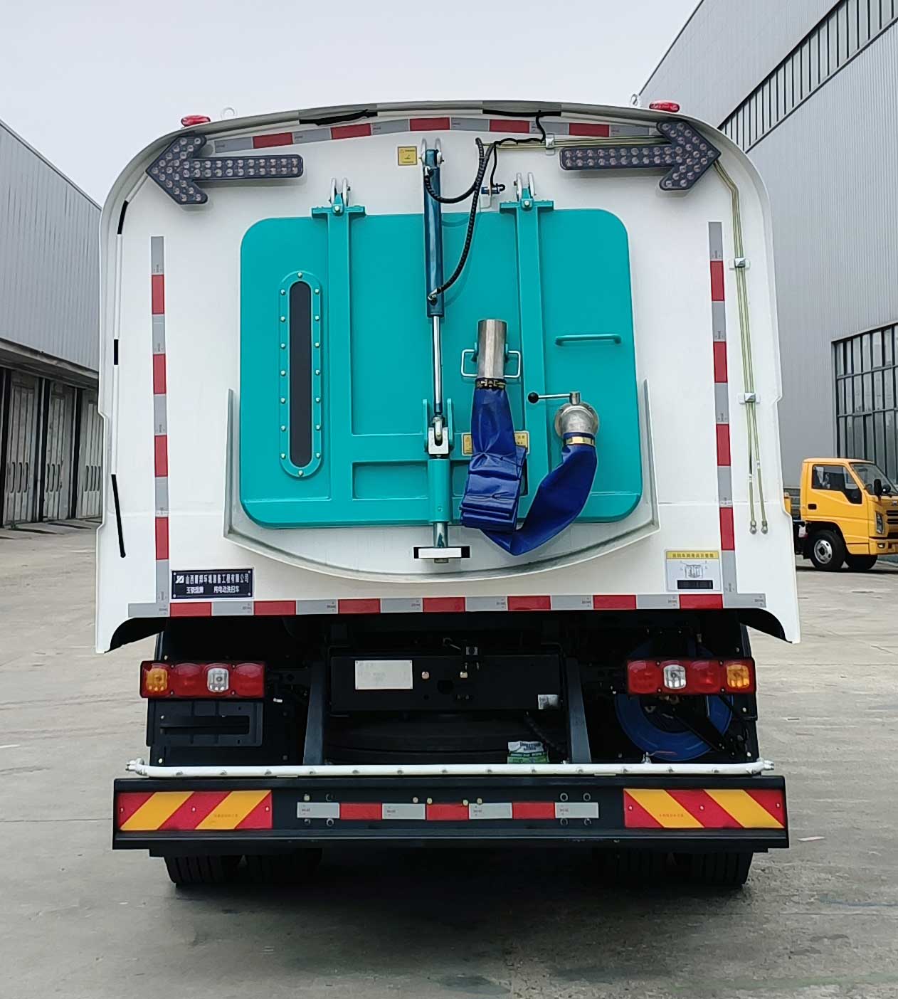 玉骁珑牌YBH5187TXSSXBEV纯电动洗扫车公告图片