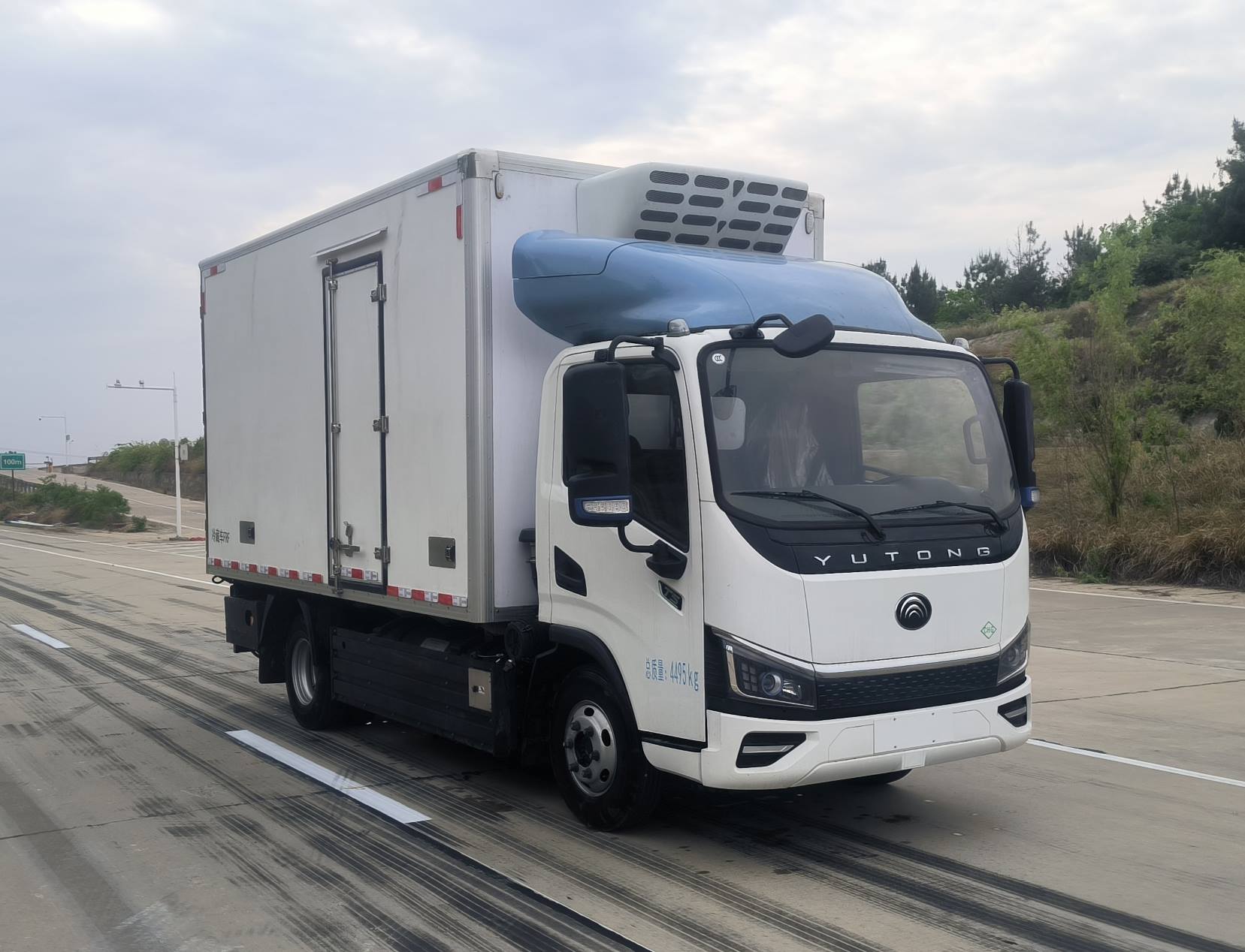 宇通牌ZKH5045XLCFCEV3燃料电池冷藏车