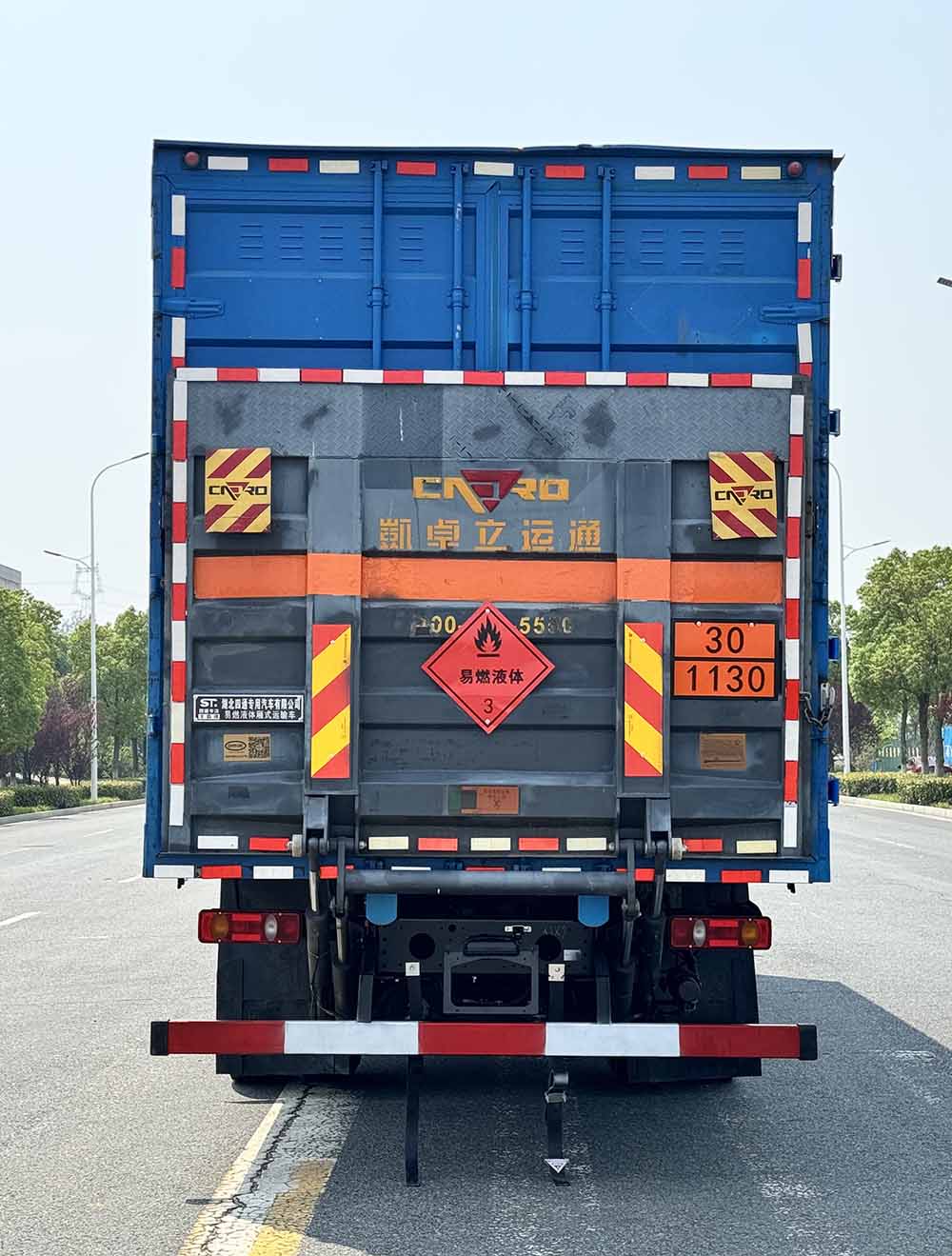 丰霸牌STD5263XRYDFV6易燃液体厢式运输车公告图片