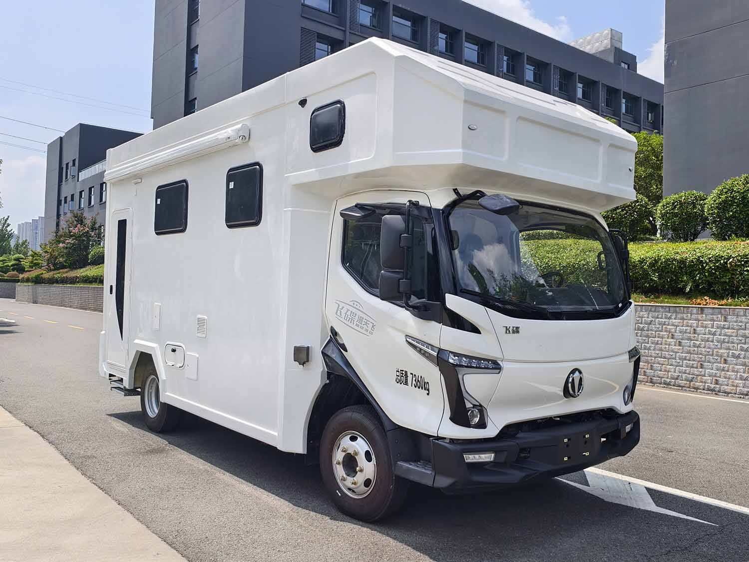舜德牌SDS5070XLJHEVFD6插电式混合动力旅居车