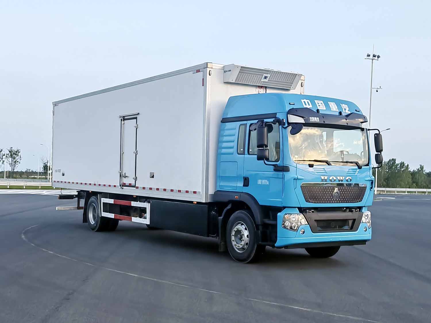 豪沃牌ZZ5187XLCN711GZ1BEV4E纯电动冷藏车