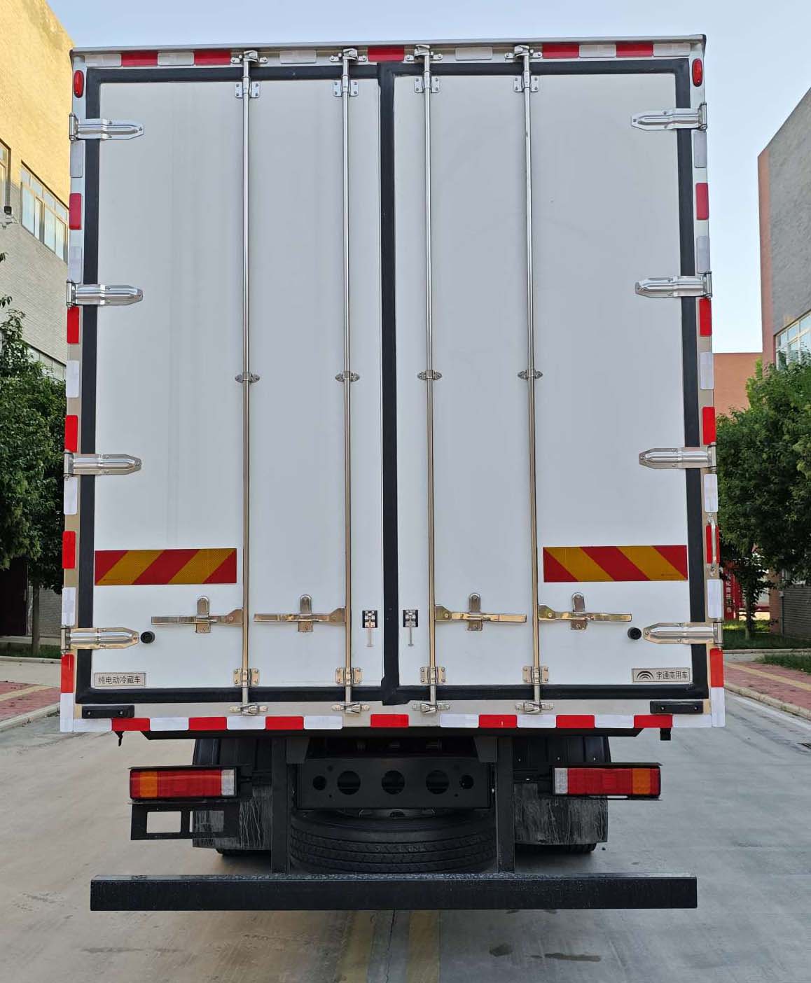 宇通牌ZKH5180XLCP1BEV1K纯电动冷藏车公告图片