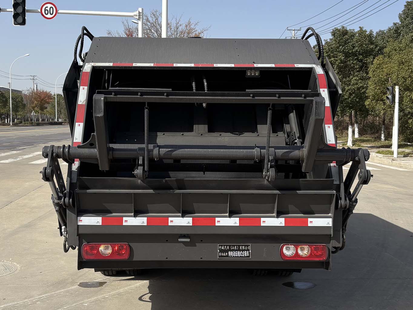 赛伯威牌ZCA5040ZYSSHBEV纯电动压缩式垃圾车公告图片