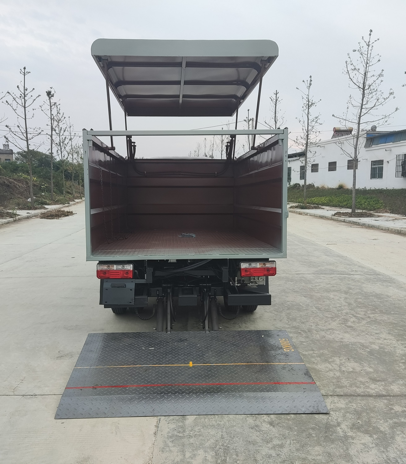 密闭式桶装垃圾车图片