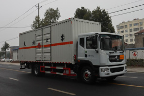 中汽力威牌HLW5180XRYEQ6易燃液体厢式运输车