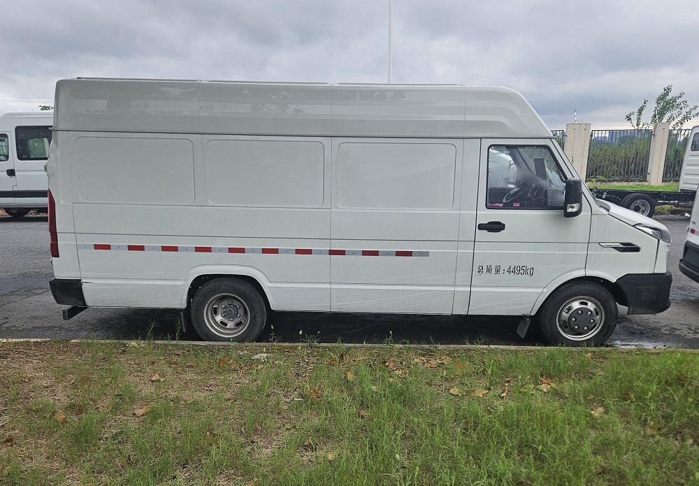 依维柯牌NJ5046XXYAFC3厢式运输车公告图片