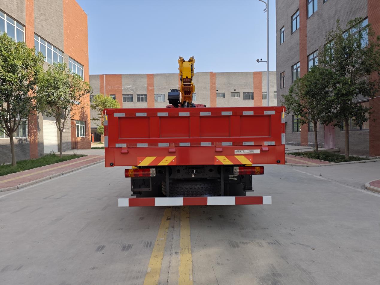 随车起重运输车图片