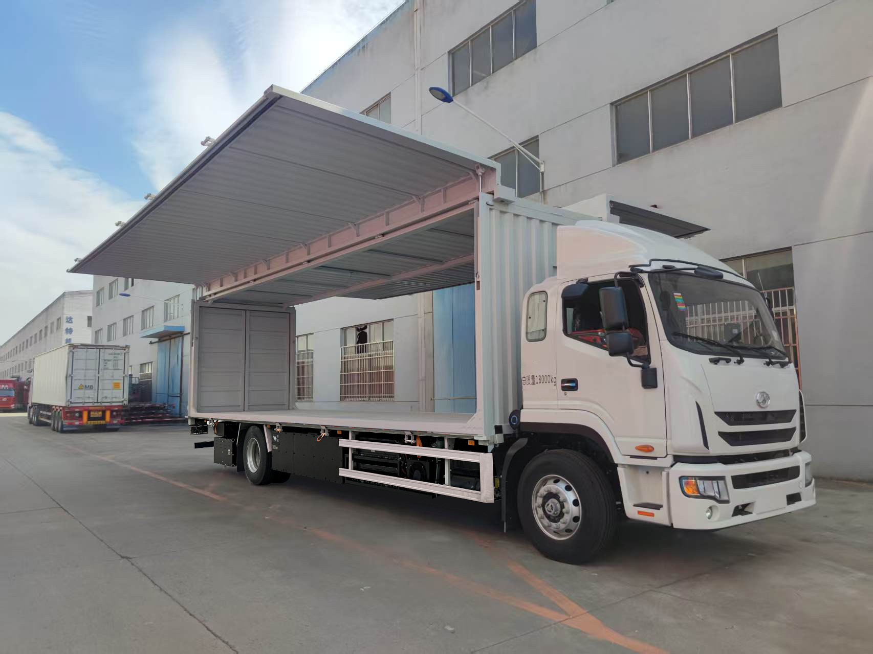 海格牌KLQ5180XYKFCEV2燃料电池翼开启厢式货车公告图片