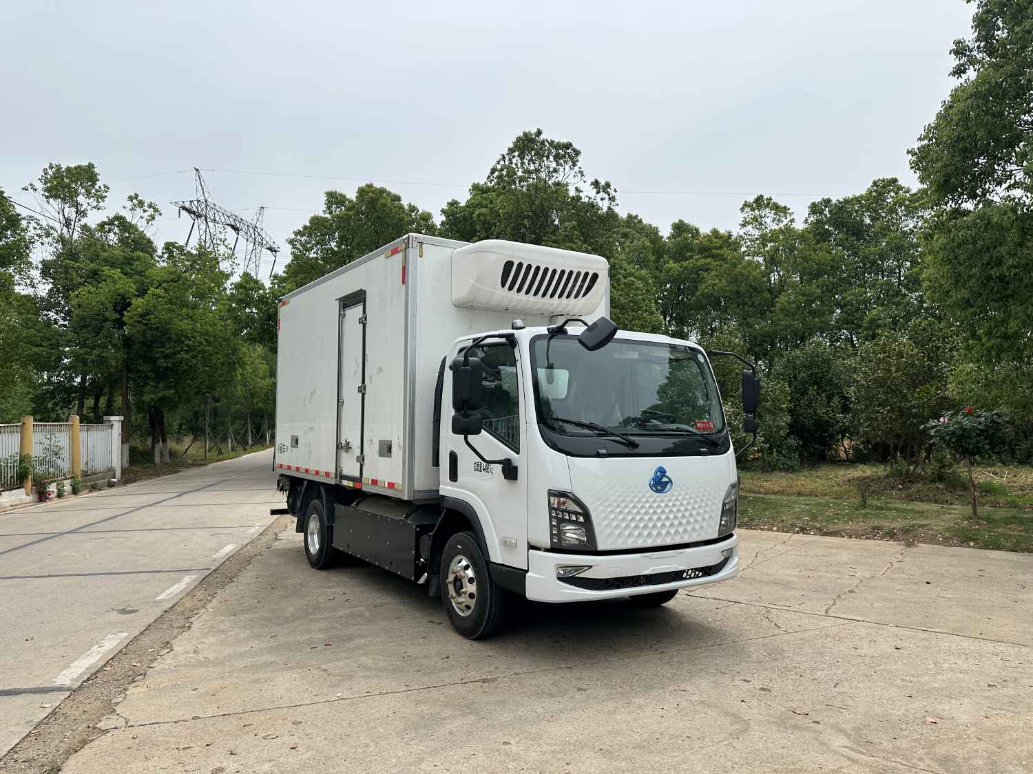 乘龙牌LZ5041XLCL2AZFCEV01燃料电池冷藏车