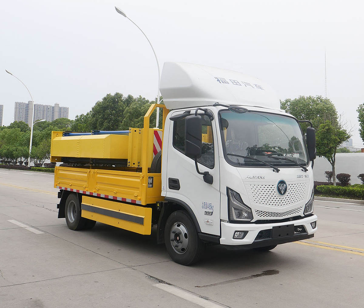 华通牌HCQ5045TFZBEVCS纯电动防撞缓冲车