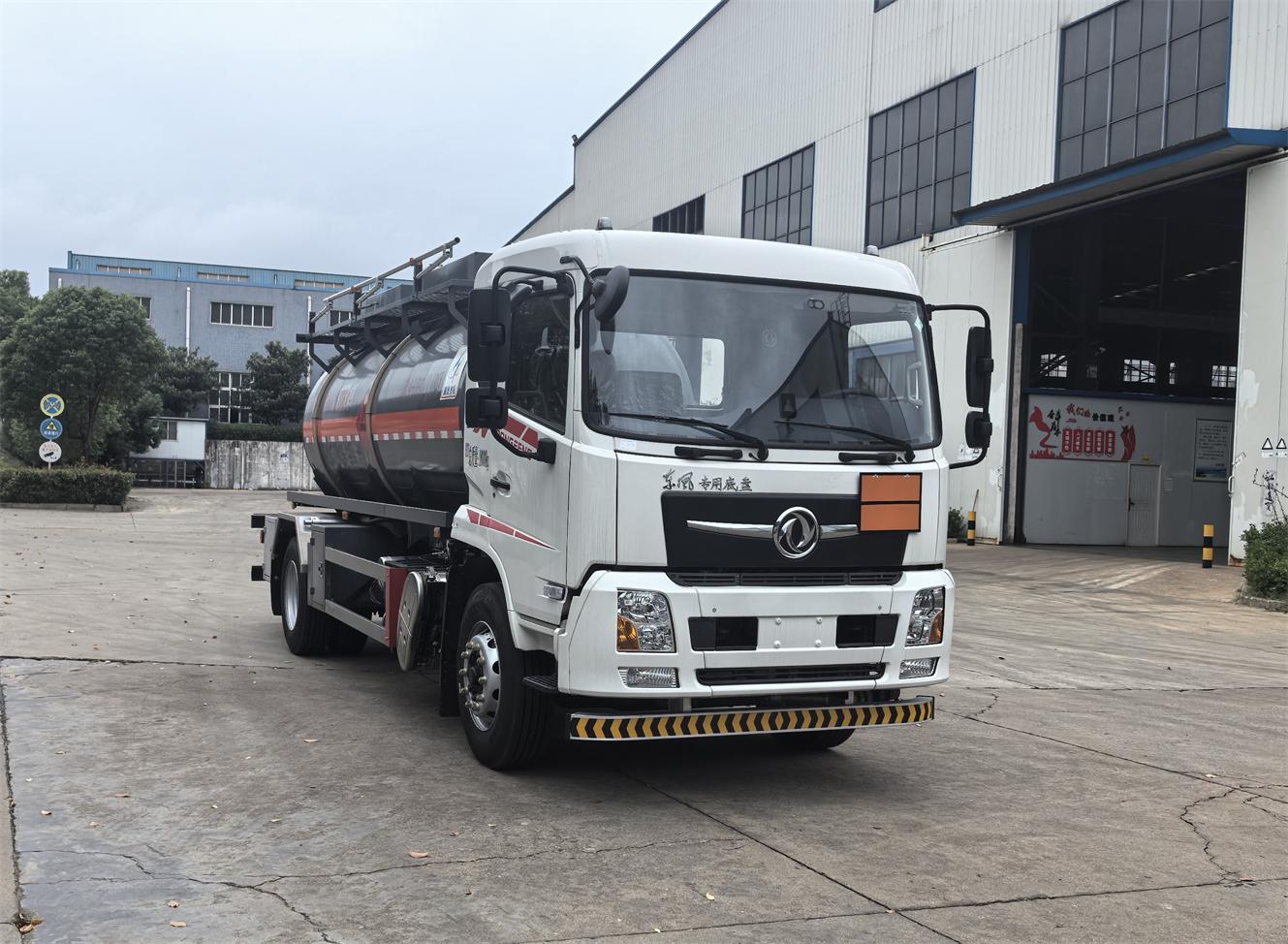QXC5180GRYX6型易燃液体罐式运输车图片