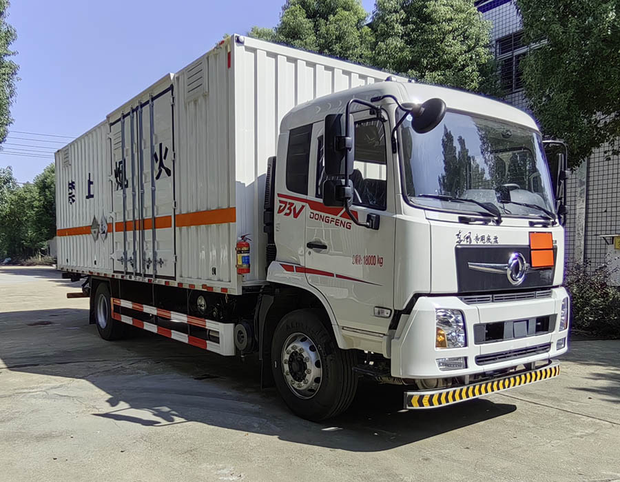 圣洲牌LVZ5183XZWDFV6杂项危险物品厢式运输车