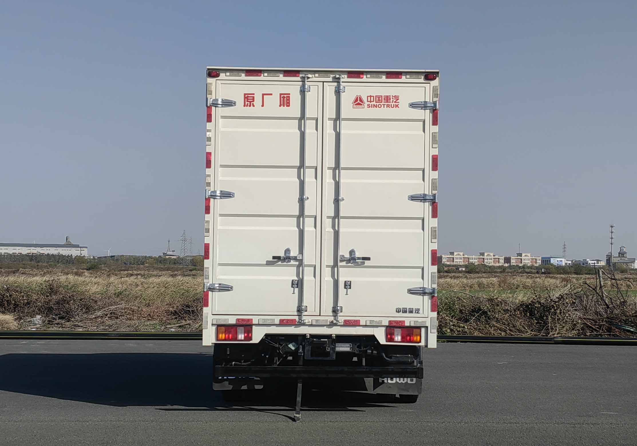 豪沃牌ZZ5047XXYF3515F144D厢式货车公告图片