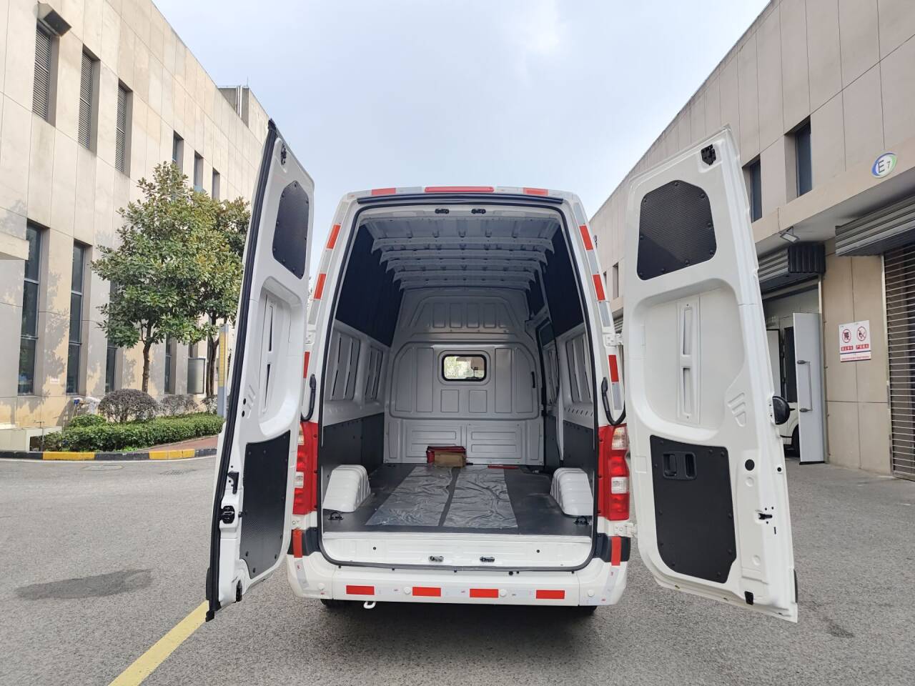 福田牌BJ5048XXY-Q3厢式货车公告图片