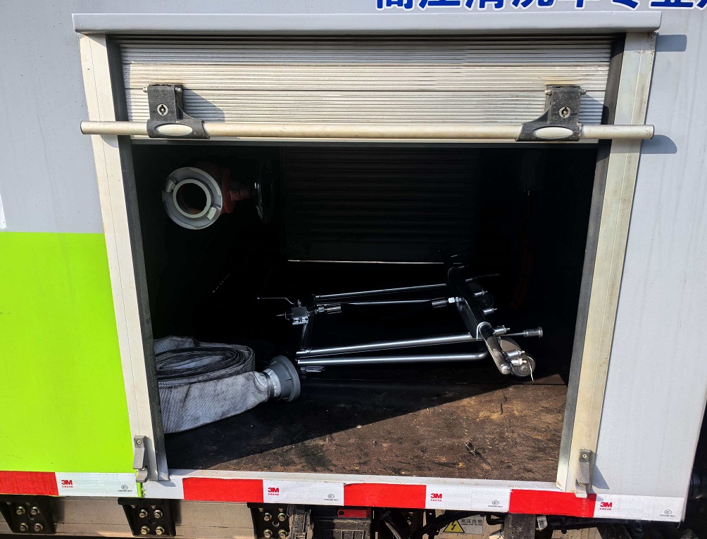 程力威牌CLW5040TCXBEVAGQ纯电动路面冲洗车公告图片