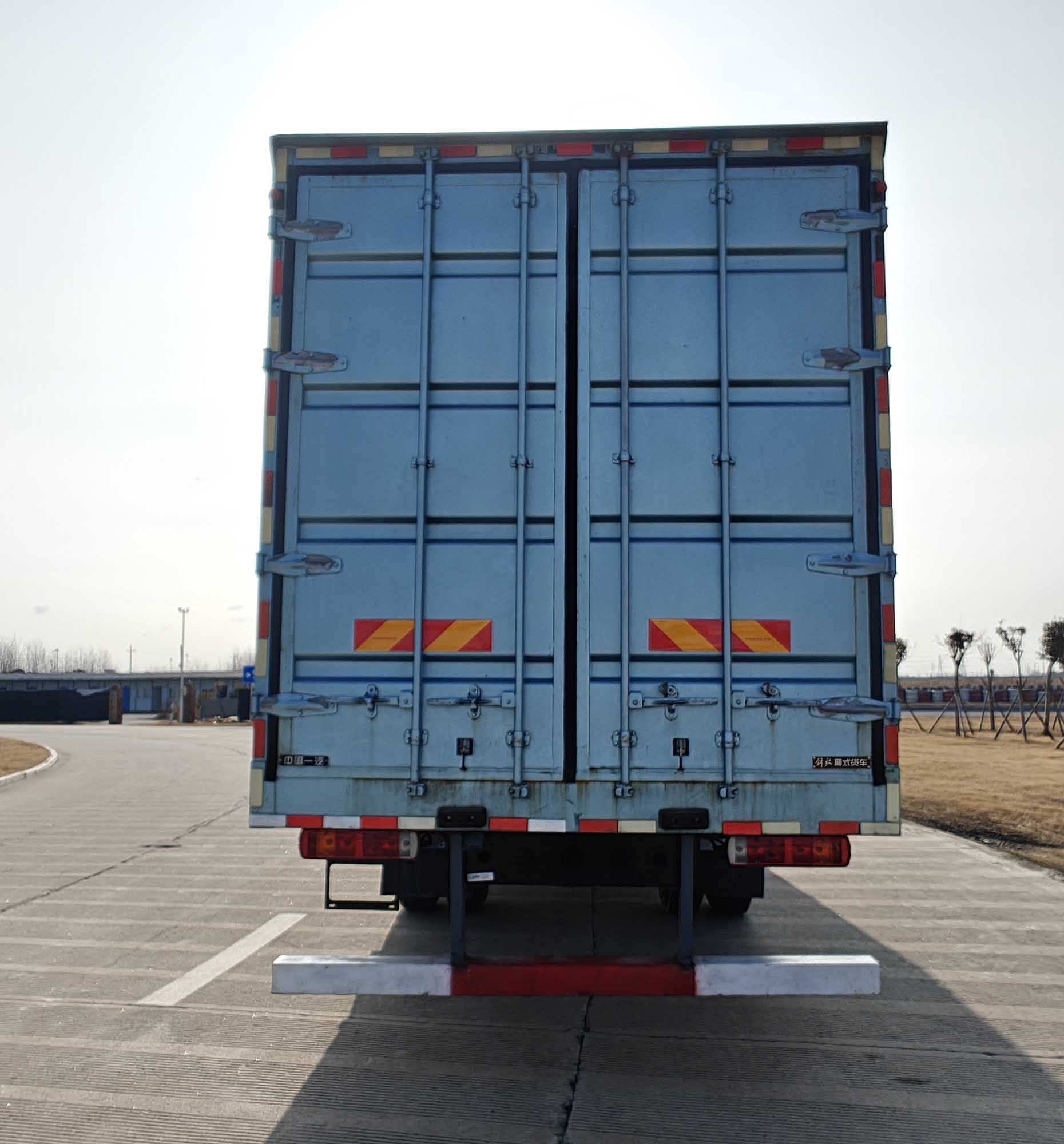 解放牌CA5181XXYP28K8L8E6A90厢式货车公告图片