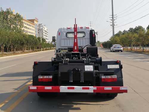 东风股份多利卡D7 CSC5125ZXX6车厢可卸式垃圾车公告图片