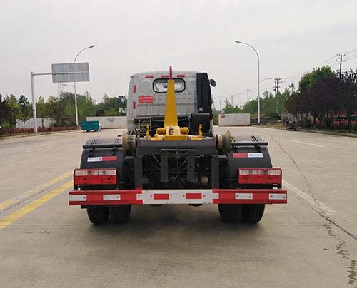 东风股份多利卡D6 KLF5070ZXXE6车厢可卸式垃圾车公告图片