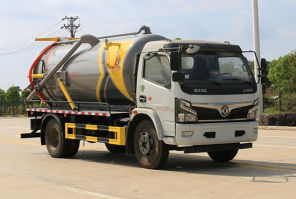 东风股份多利卡D7 KLF5120GXWE6吸污车