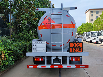 新東日牌YZR5127GRYZ6易燃液體罐式運(yùn)輸車(chē)公告圖片