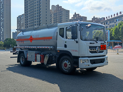 新東日牌YZR5185GRYE6易燃液體罐式運輸車公告圖片