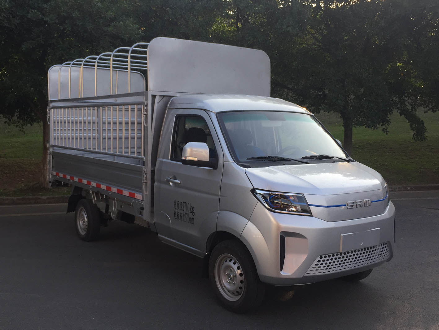 鑫源牌JKC5032CCYD0X0BEV純電動(dòng)倉(cāng)柵式運(yùn)輸車(chē)公告圖片