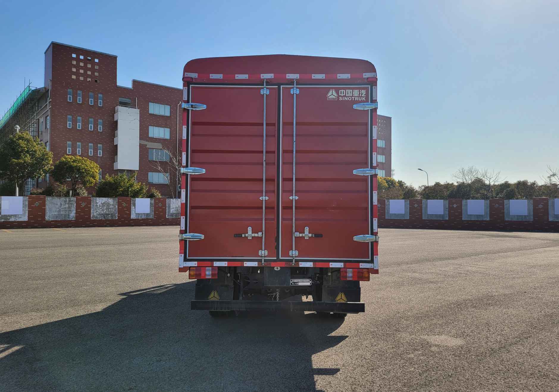 豪沃牌ZZ5047CCYF3215F144倉柵式運輸車公告圖片