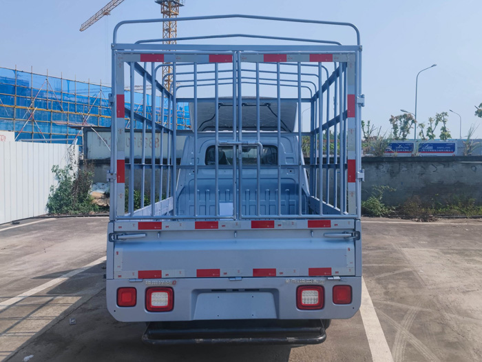 福田牌BJ5030CCY6AV5-73倉(cāng)柵式運(yùn)輸車公告圖片