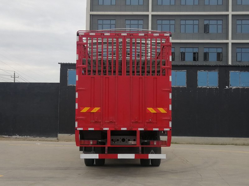 豪沃牌ZZ5257CCQN43CKF1畜禽運(yùn)輸車公告圖片