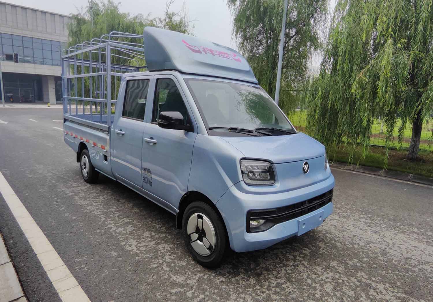 福田牌BJ5020CCY3AV6-74倉(cāng)柵式運(yùn)輸車公告圖片