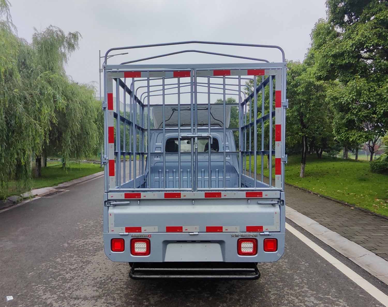 福田牌BJ5020CCY3AV6-74倉(cāng)柵式運(yùn)輸車公告圖片