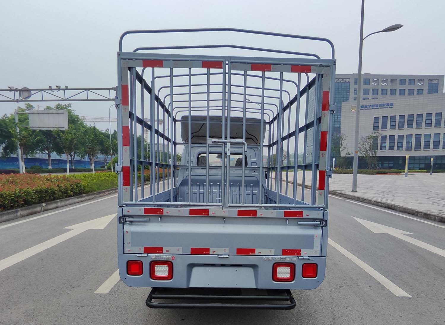 福田牌BJ5020CCY3JV5-74倉柵式運(yùn)輸車公告圖片