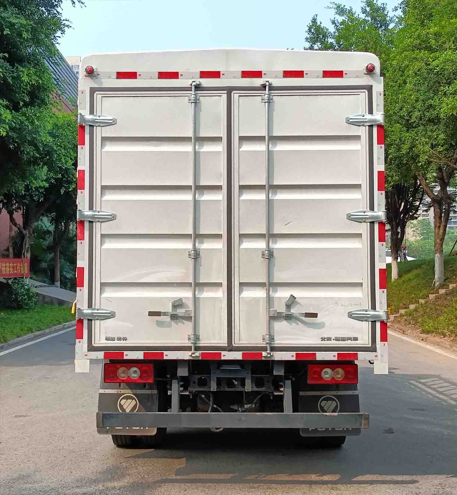 福田牌BJ5045CCY9JBA-AB8倉(cāng)柵式運(yùn)輸車公告圖片