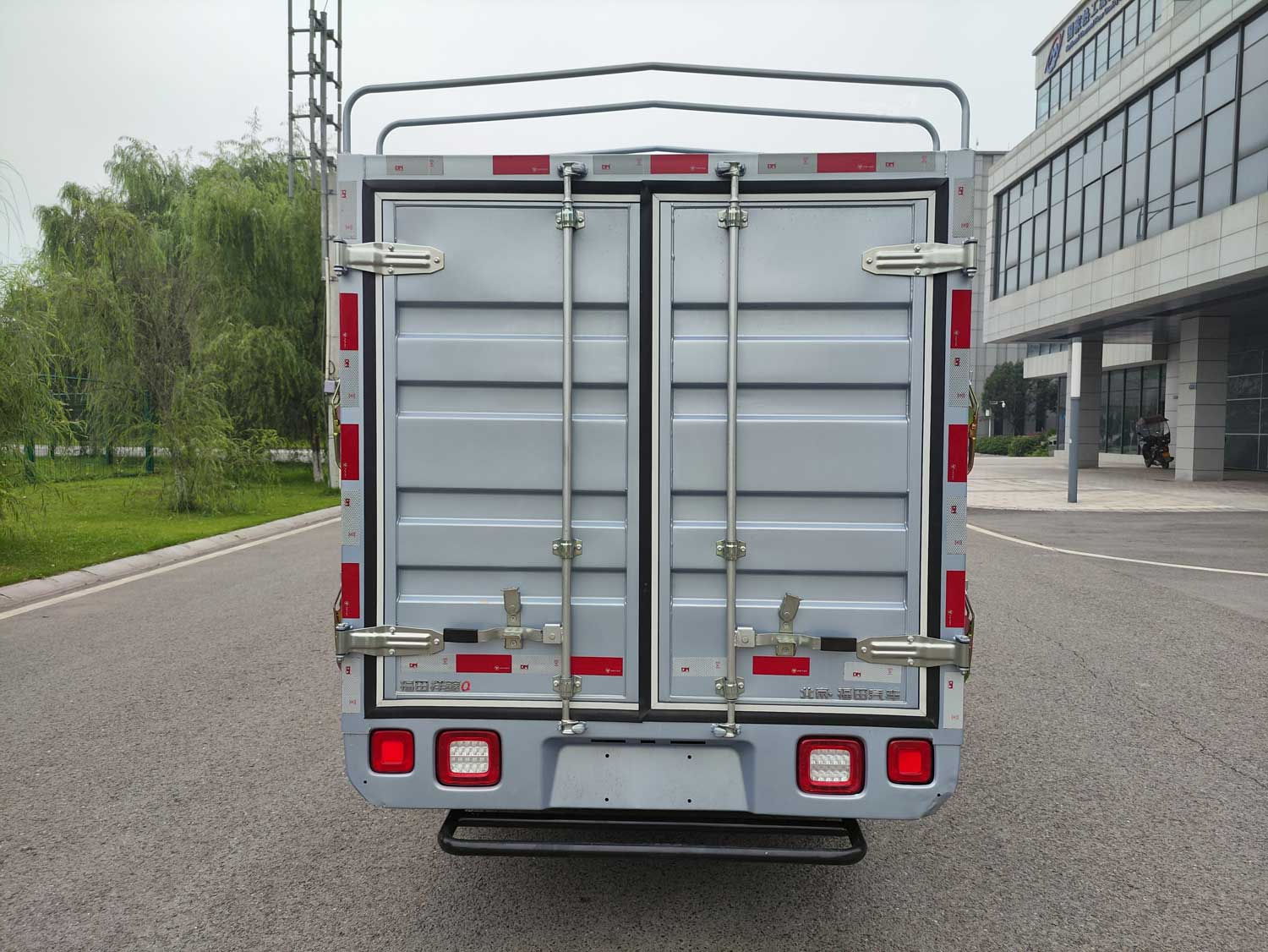 福田牌BJ5020CCY2AV6-73倉(cāng)柵式運(yùn)輸車(chē)公告圖片