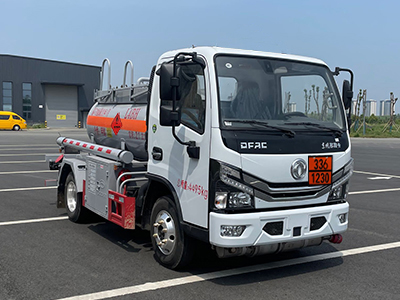 新東日牌YZR5045GRYE6易燃液體罐式運輸車公告圖片