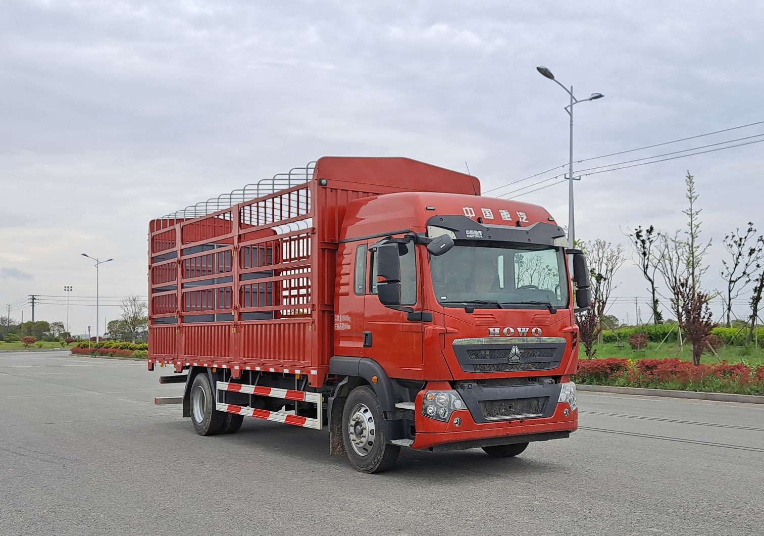 豪沃牌ZZ5187CCYN501GF1B倉(cāng)柵式運(yùn)輸車公告圖片