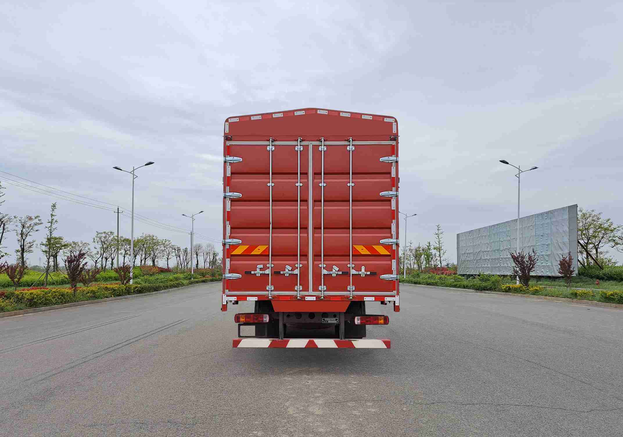豪沃牌ZZ5187CCYN501GF1B倉(cāng)柵式運(yùn)輸車公告圖片